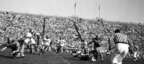 Notre Dame halfback Johnny Lattner carrying the ball in a 1953 game against Pittsburgh