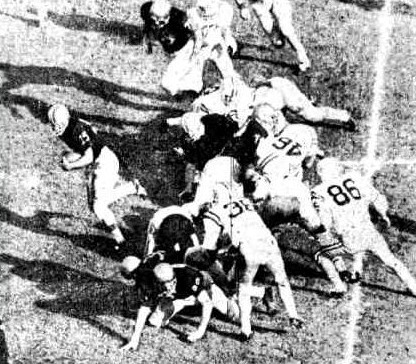 Washington quarterback Bob Schloredt running for 30 yards in the 1961 Rose Bowl