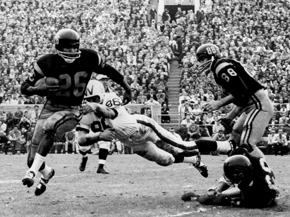 USC running back Willie Brown carrying the ball against Wisconsin in the 1963 Rose Bowl