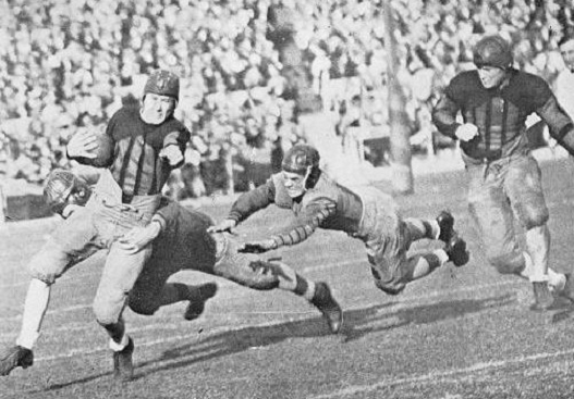 Alabama halfback Johnny Mack Brown carrying against Washington in the 1926 Rose Bowl