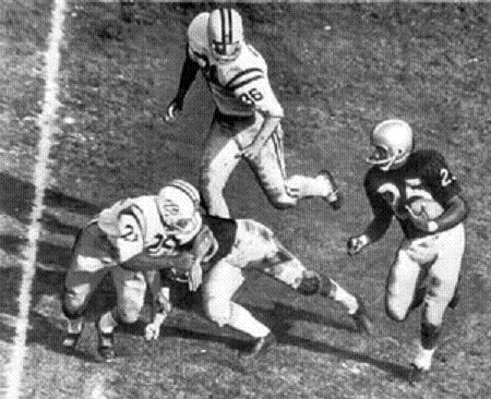 Washington halfback George Fleming carrying the ball in the 1961 Rose Bowl