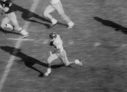 Southern Cal running back O. J. Simpson running the ball against Notre Dame in 1967